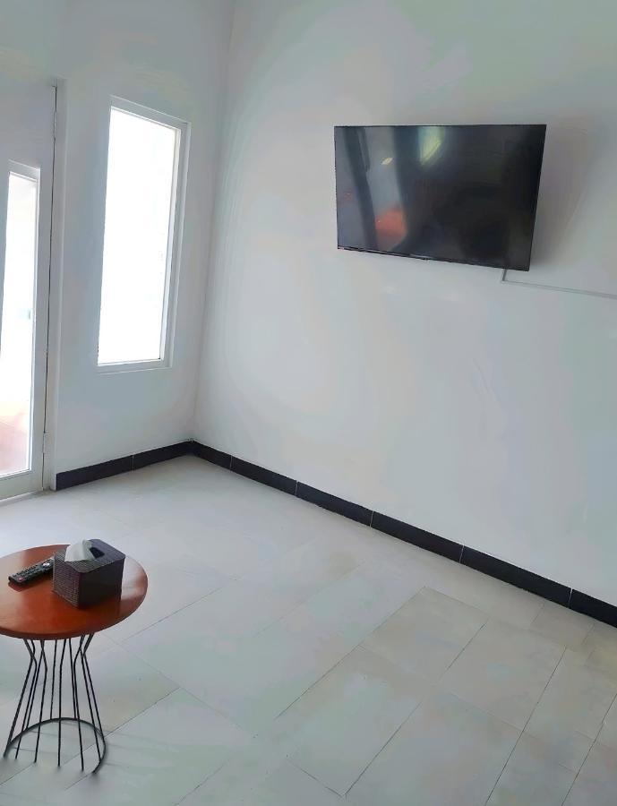 Homestay Omah Putih Bantul Exterior photo